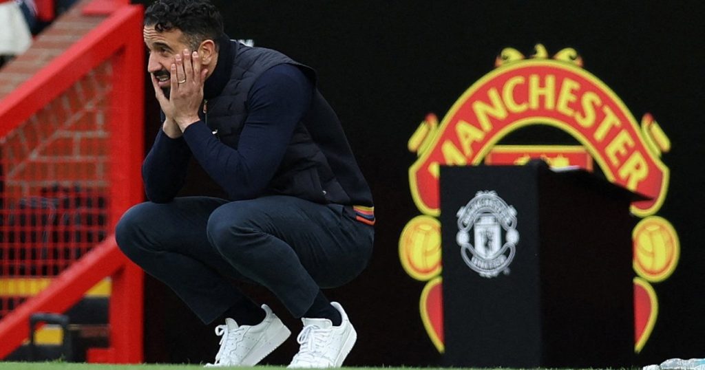 مانشستر يونايتد يقيل مدربه أموريم