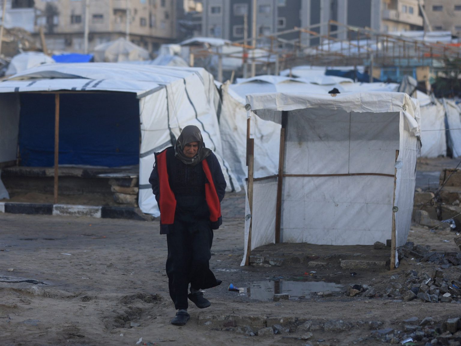 منخفض جوي يعصف بخيام النازحين في غزة وتحذيرات من موجة قطبية