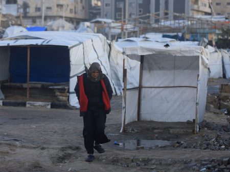 منخفض جوي يعصف بخيام النازحين في غزة وتحذيرات من موجة قطبية