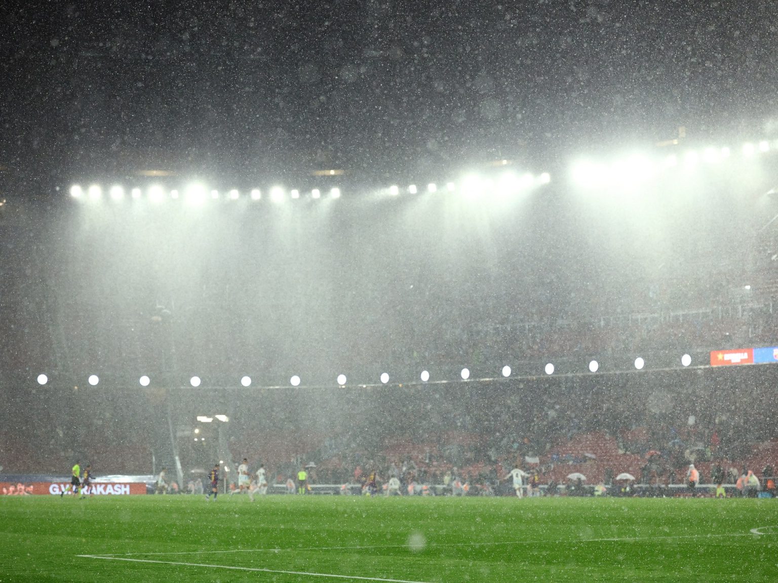 شاهد.. مدرجات كامب نو تتحول إلى “برك مائية”