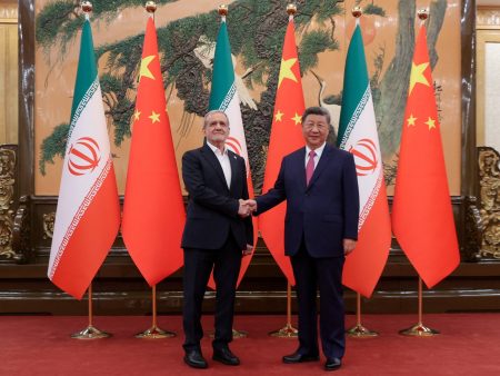 خبير روسي: أمريكا تسعى لتقويض نفوذ الصين عبر إيران