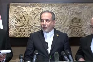 عراقجي يقلل من شأن التهديدات الأميركية لإيران وهاكابي يؤكد جديتها