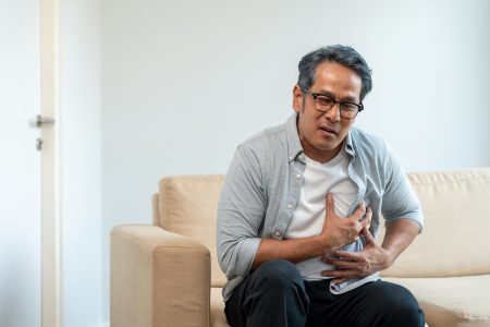 متى تكون آلام الصدر مؤشرا خطيرا؟ إشارات لا يجب تجاهلها
