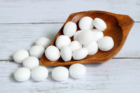 خارج حدود الخزانة.. استخدامات ذكية لكرات النفتالين في منزلك