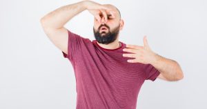 لماذا لا تزول روائح الملابس الرياضية بالغسيل؟ خطوات للتخلص من بكتيريا العرق