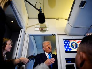 ترمب لا ينام خلال رحلاته الجوية.. تخيل ماذا يفعل؟