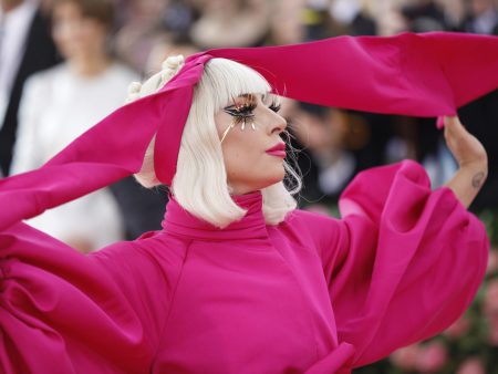 ليدي غاغا تهاجم إدارة الهجرة: قلبي يتألم على الأطفال والعائلات المستهدفين بلا رحمة