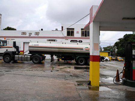 ترمب يشدد قبضته.. مخزون كوبا من النفط يكفي 20 يوما