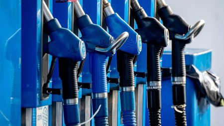 الوكالة الدولية للطاقة تدعو لخفض سريع في الطلب على النفط وتشجع العمل عن بعد وتقليل السفر الجوي