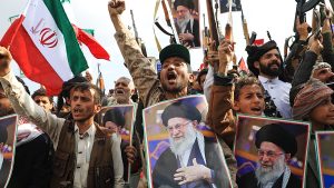 “أيدينا على الزناد”: الحوثيون يلوحون بشلل الملاحة العالمية رداً على الحرب ضد إيران