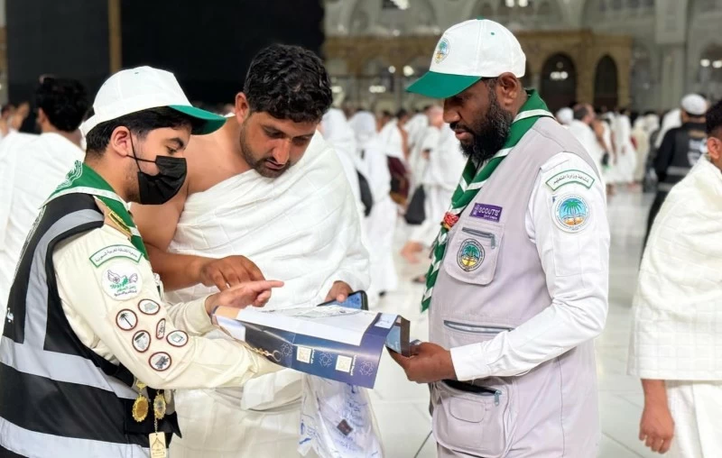 الكشافة يرشدون المعتمرين داخل الحرم باستخدام الخرائط الإرشادية – أخبار السعودية