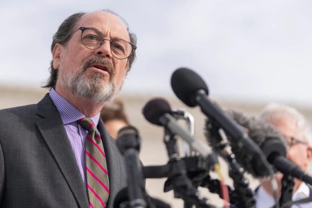 كيف نجح “مستورد صغير” في إسقاط جمارك ترمب أمام أعلى سلطة قضائية؟