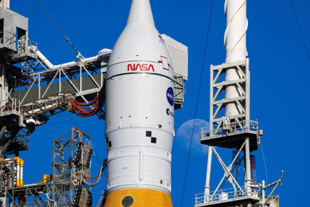 ناسا تعيد رسم خطة العودة إلى القمر.. هبوطان والتحام مداري