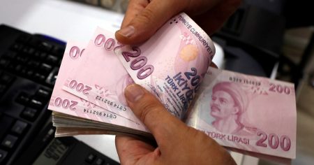 تركيا تنفق 12 مليار دولار لحماية الليرة من اضطرابات الحرب