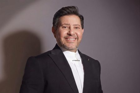 “أمير الغناء العربي” يصارع الوعكة الأشد.. نزيف مفاجئ يدخل هاني شاكر إلى العناية المركزة