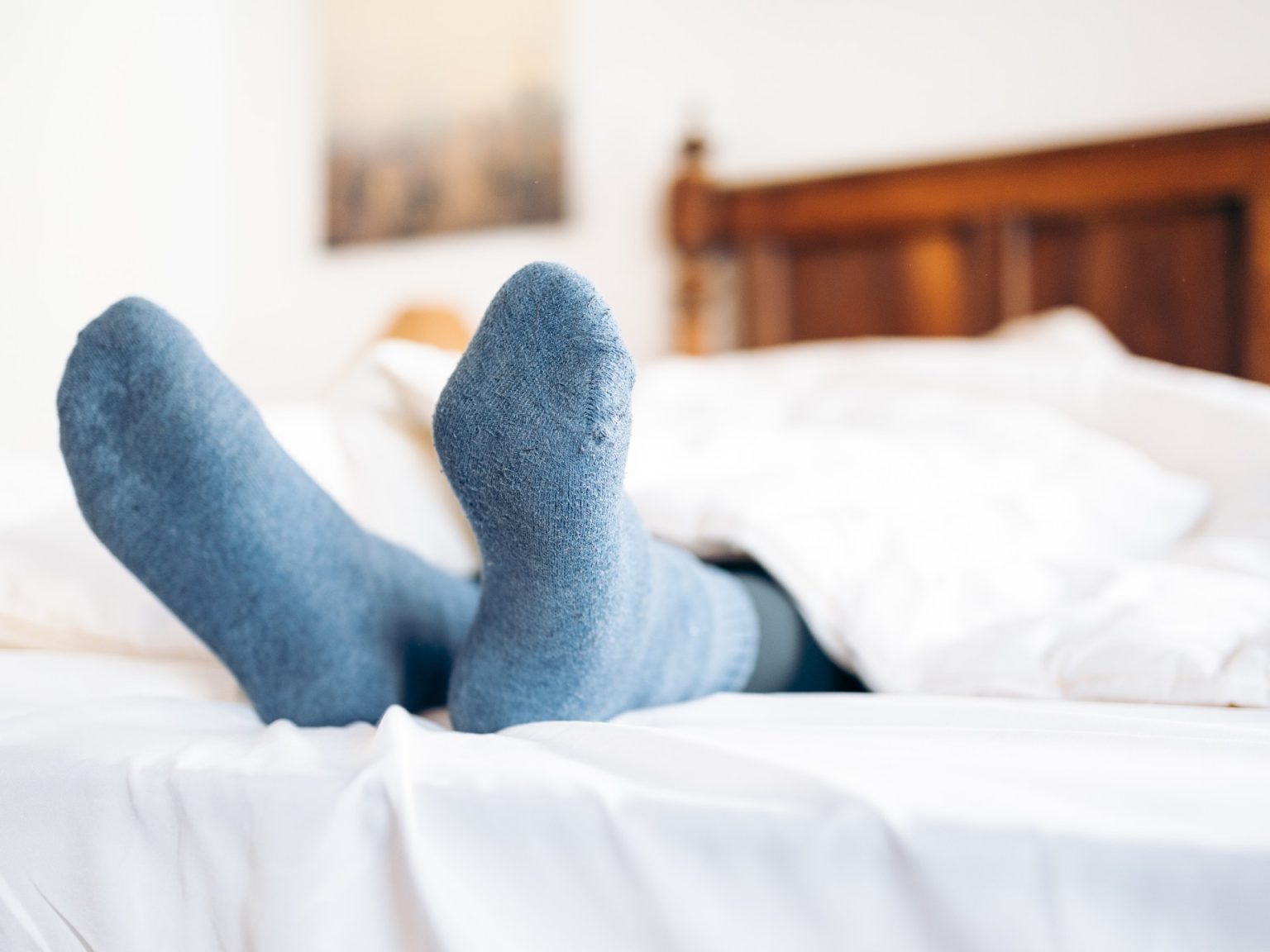 ليلة بلا أرق تبدأ من قدميك.. سر بسيط قد يغير جودة نومك بالكامل