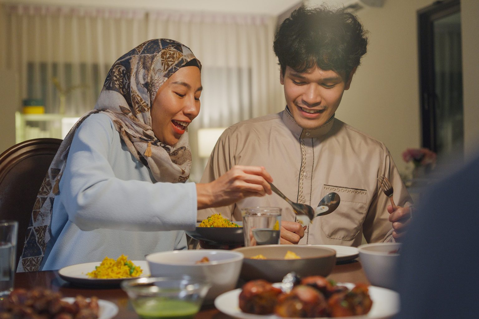 لماذا قد نأكل أكثر في رمضان؟ دراسات تفسر مفارقة الجوع والشبع