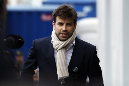 جيرارد بيكيه يتشاجر مع حكم إسباني ويهدد بفضحه