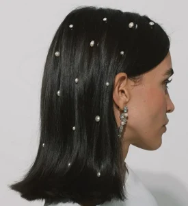 الكريستال واللؤلؤ يزيّنان الشعر.. عودة فاخرة تفرض حضورها – أخبار السعودية