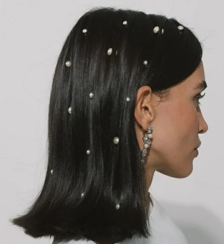 الكريستال واللؤلؤ يزيّنان الشعر.. عودة فاخرة تفرض حضورها – أخبار السعودية