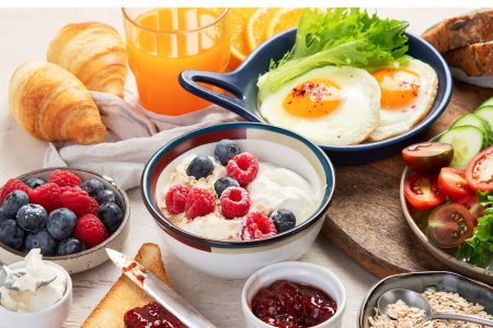 فطورك قد يدمر يومك.. 7 أطعمة يحذر الخبراء من تناولها صباحا