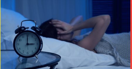 الاستيقاظ الليلي المفاجئ.. ماذا يحدث في جسدك وعقلك عند الفجر؟