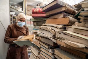 متطوعون بغزة يتسابقون لإنقاذ مكتبة المسجد العمري