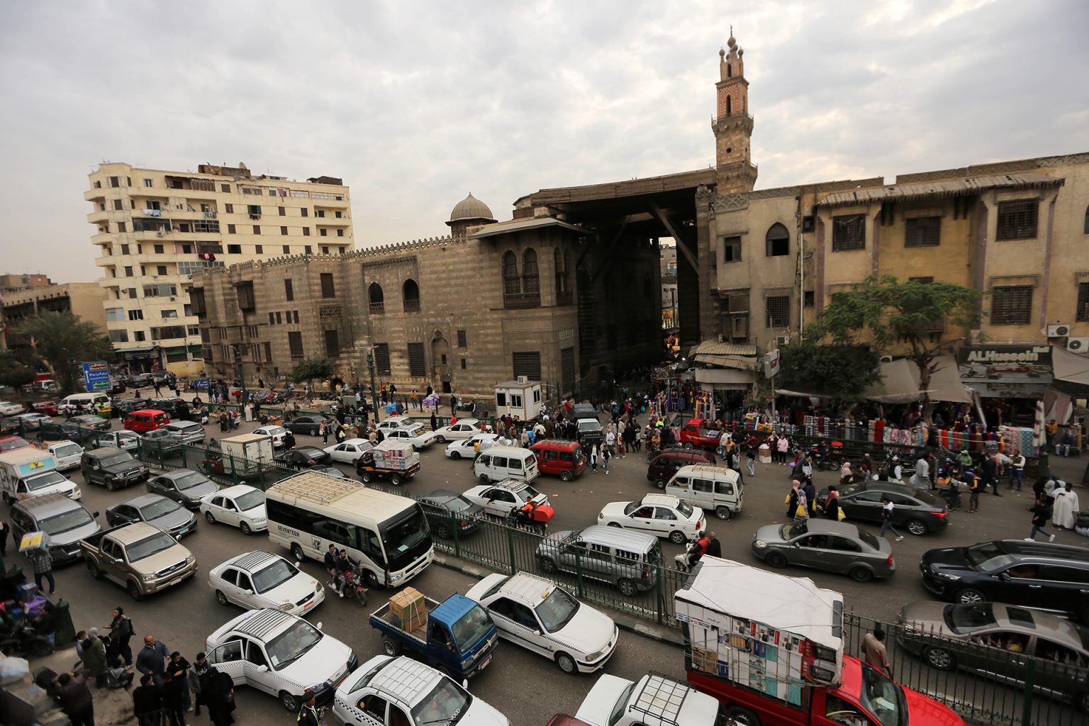 صدمة في سوق السيارات بمصر و”الأوفر برايس” يلتهم حلم الشراء