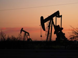 النفط يتراجع بقوة والذهب يصعد مع عودة المفاوضات الأمريكية الإيرانية