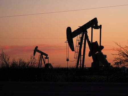 النفط يتراجع بقوة والذهب يصعد مع عودة المفاوضات الأمريكية الإيرانية