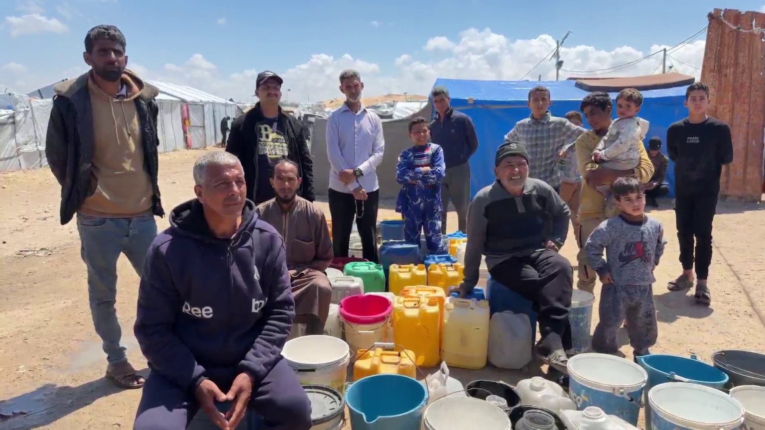 750 أسرة في مخيم “البرج” تواجه العطش والتهميش