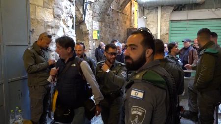 الاحتلال يشدد إجراءاته في القدس مع احتفالات المسيحيين بـ”سبت النور”