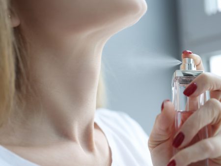 رش العطر على الرقبة.. هل يضر بك فعلا؟