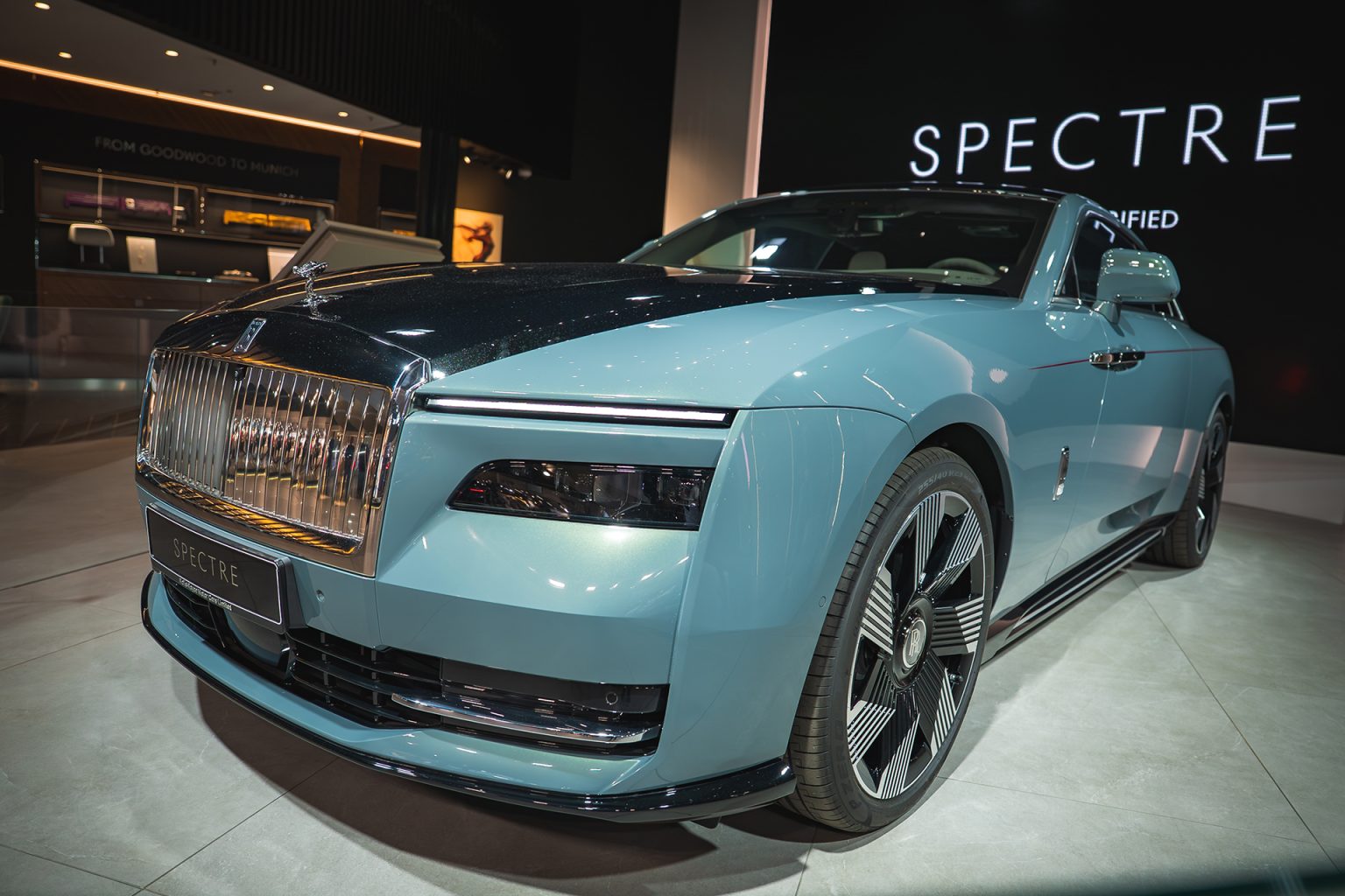 رولز رويس تتراجع عن خطة التحول الكامل للكهرباء