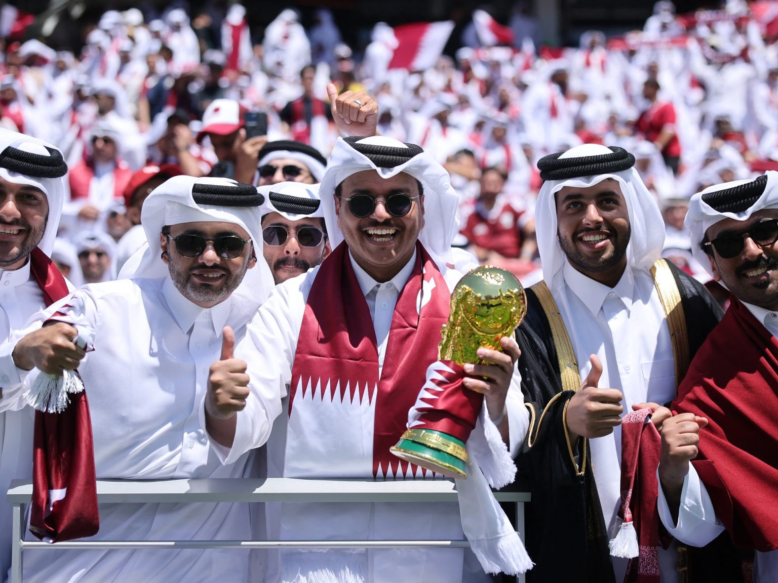 جماهير قطر بالزي الوطني تخطف الأنظار في المونديال