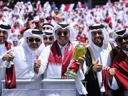 جماهير قطر بالزي الوطني تخطف الأنظار في المونديال