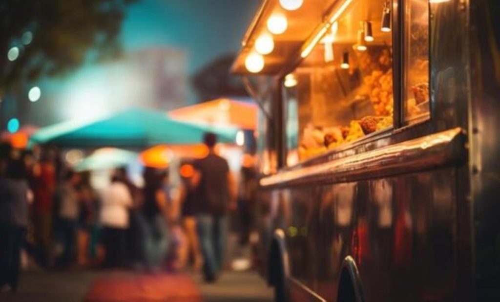 السعودية تحظر مكبرات الصوت وإعداد الصلصات في الفود ترك
