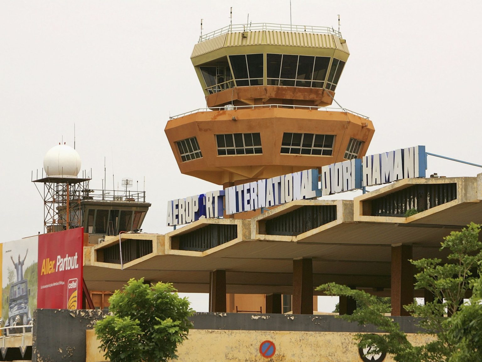 تطورات النيجر بعد هجوم مطار نيامي وإغلاق القصر الرئاسي