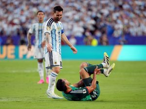 ميسي ينجو من الطرد أمام الجزائر ويشعل غضب المنصات