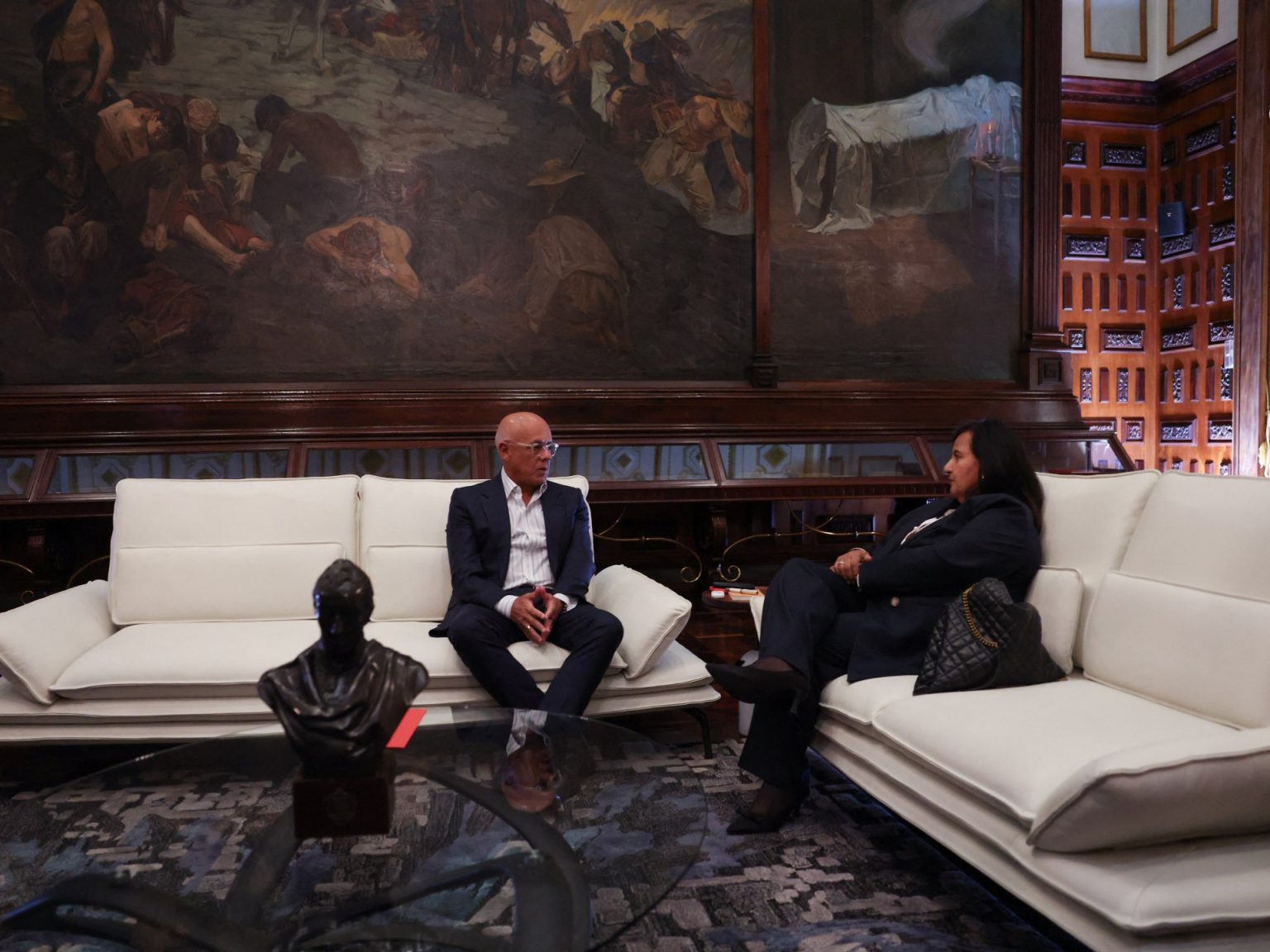 اجتماع حاسم بين حكومة فنزويلا والمعارضة حول الانتقال الديمقراطي