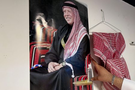 الدامر الأردني يعود رمزاً ملكياً وموضة للشباب