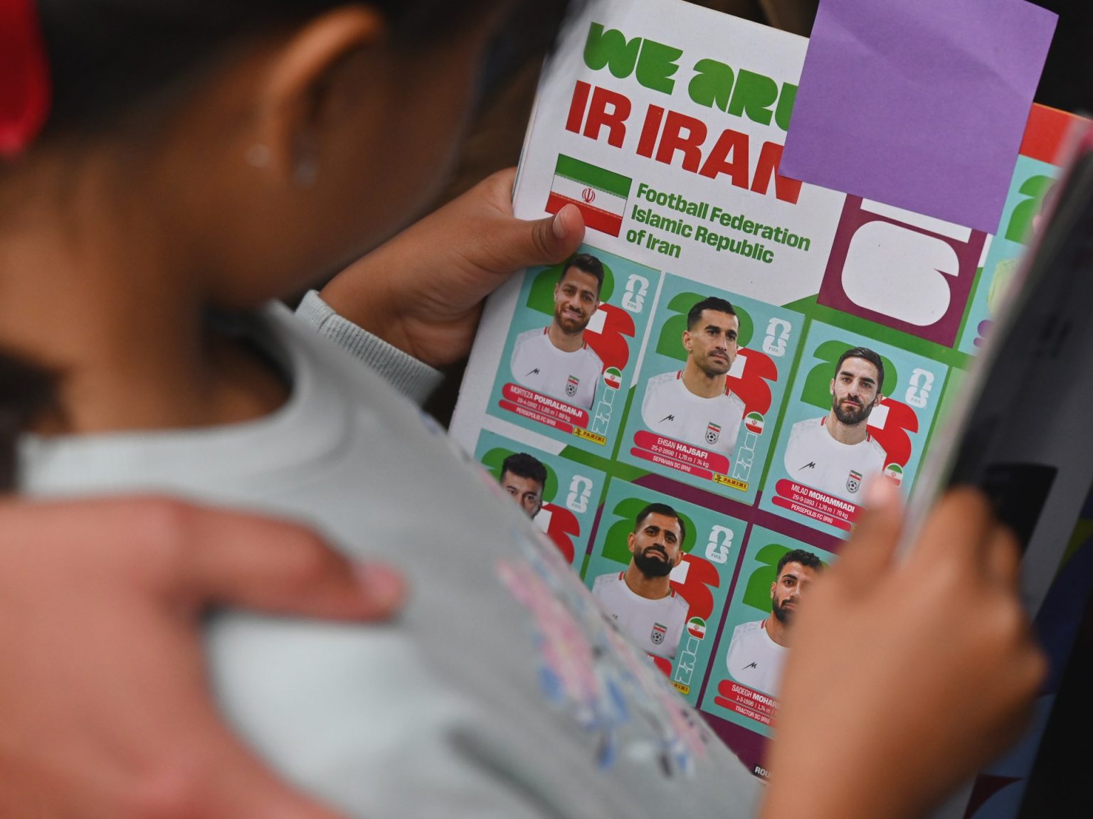 جنون جمع تذكارات كأس العالم: ألف ملصق يهز شغف الجماهير