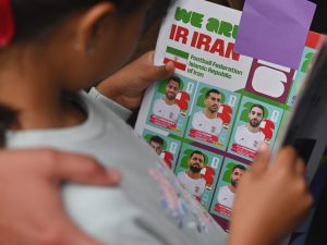 جنون جمع تذكارات كأس العالم: ألف ملصق يهز شغف الجماهير