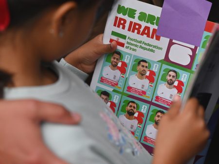 جنون جمع تذكارات كأس العالم: ألف ملصق يهز شغف الجماهير