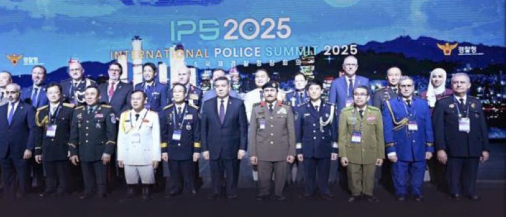 مدير الأمن يقود الوفد السعودي في قمة IPS 2025