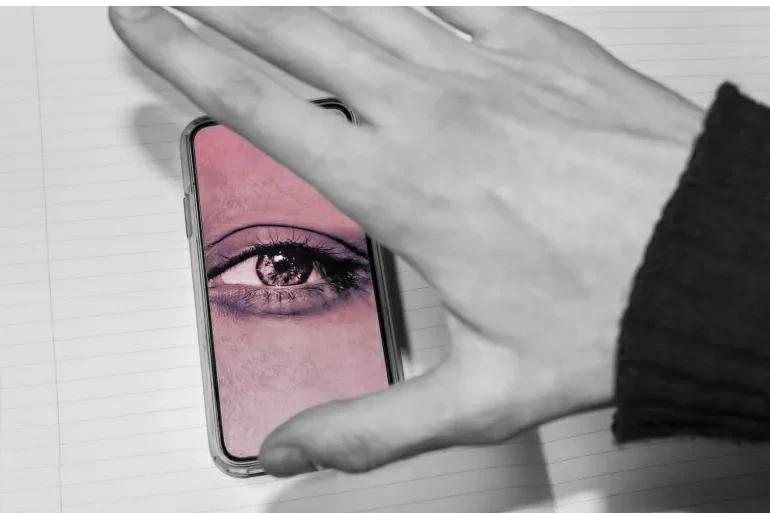 هاتفك يتجسس على اهتزازات جيبك سراً وكيف تحمي خصوصيتك