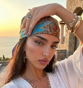 سكارف الشعر يعيد حيوية الإطلالات الصيفية