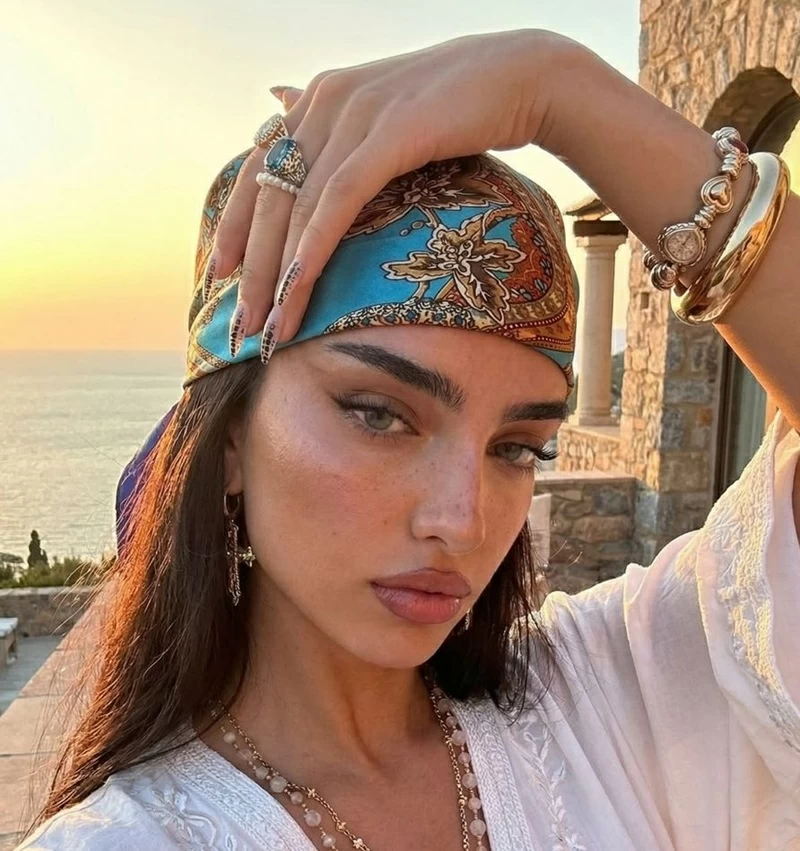 سكارف الشعر يعيد حيوية الإطلالات الصيفية