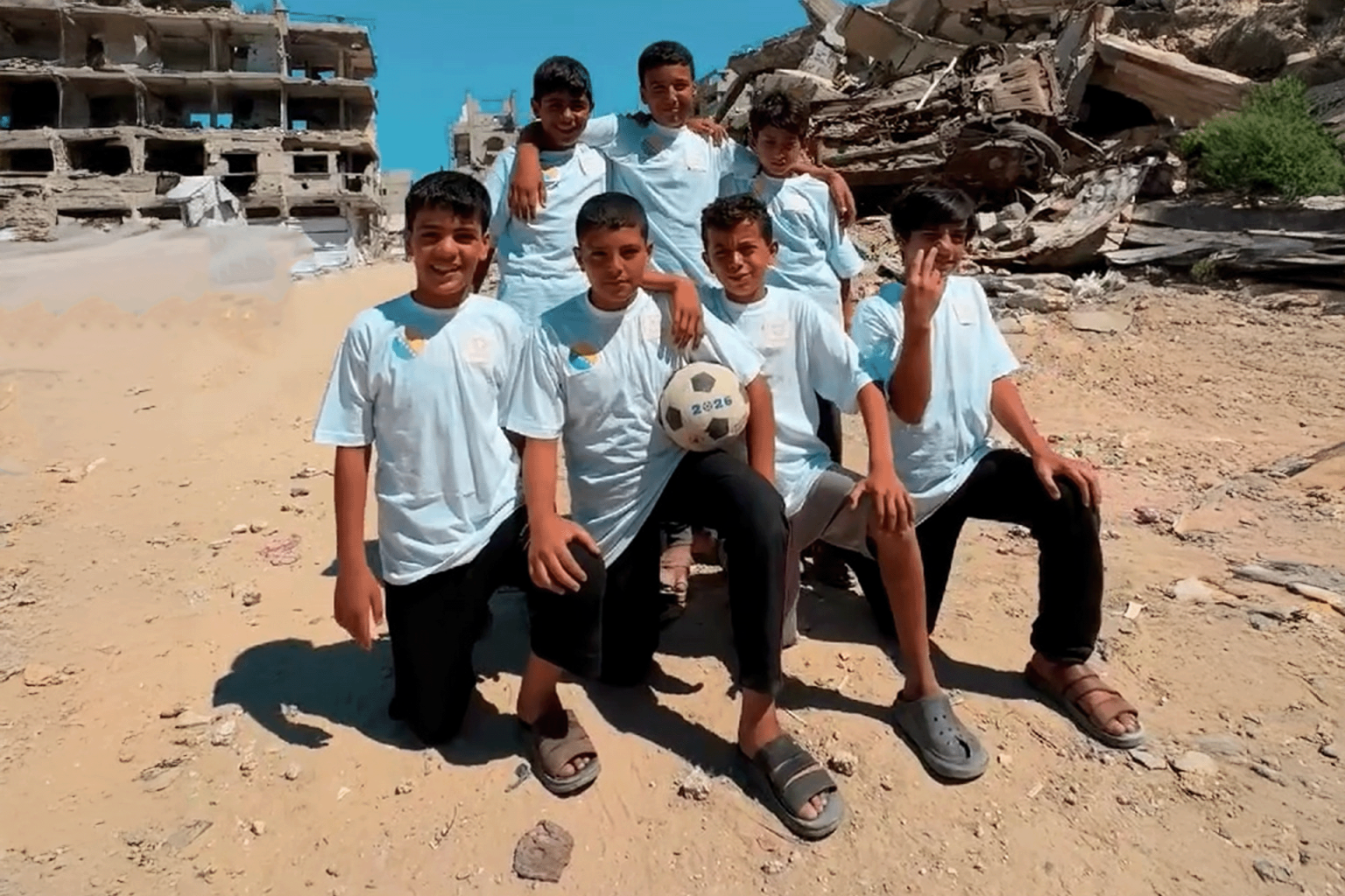 أطفال غزة يبعثون رسالة دعم مؤثرة لمنتخب البوسنة من الركام