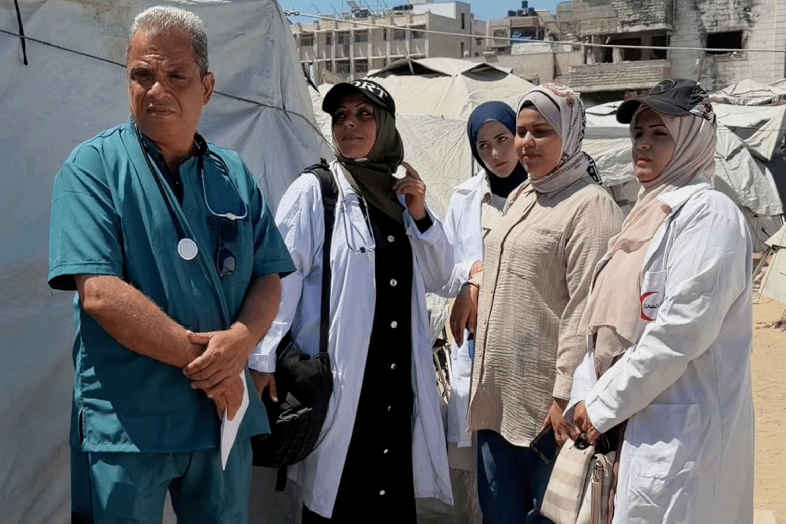فريق طبي تطوعي يدخل خيام النزوح ويقدم رعاية عاجلة بغزة